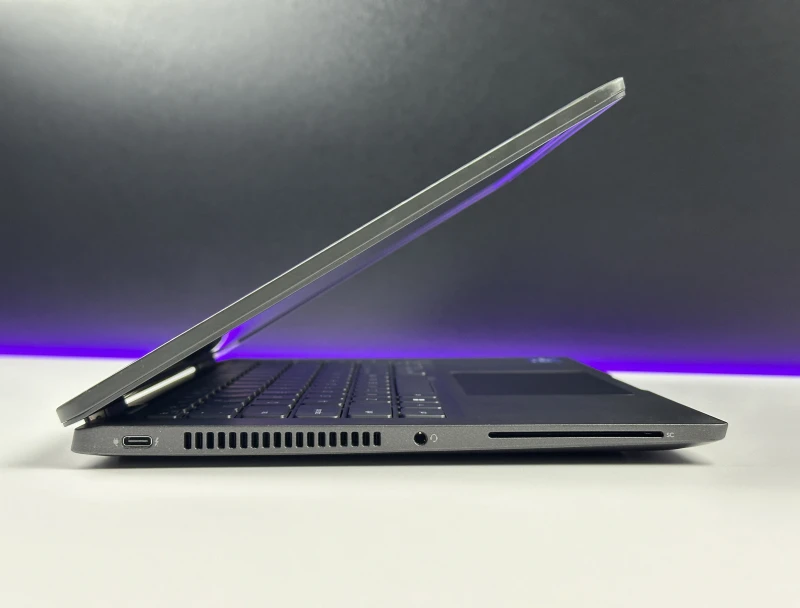 Dell Latitude 7420 z i7-1185G7, 16GB RAM i ekranem 14". Obudowa Carbon, klawiatura US oraz technologia Intel Evo - mobilność i responsywność.