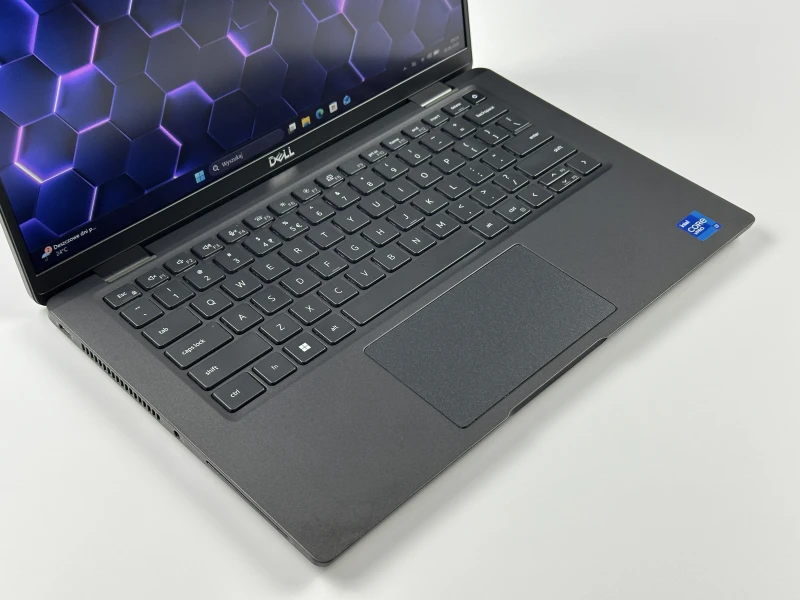 Dell Latitude 7420 z i7-1185G7, 16GB RAM i ekranem 14". Obudowa Carbon, klawiatura US oraz technologia Intel Evo - mobilność i responsywność.