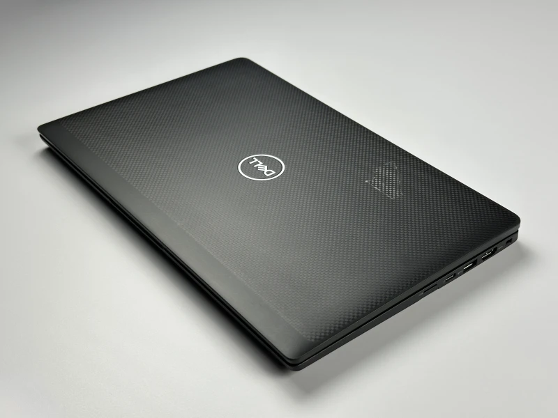 Dell Latitude 7420 z i7-1185G7, 16GB RAM i ekranem 14". Obudowa Carbon, klawiatura US oraz technologia Intel Evo - mobilność i responsywność.