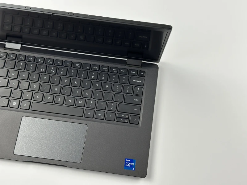 Dell Latitude 7420 z i7-1185G7, 16GB RAM i ekranem 14". Obudowa Carbon, klawiatura US oraz technologia Intel Evo - mobilność i responsywność.