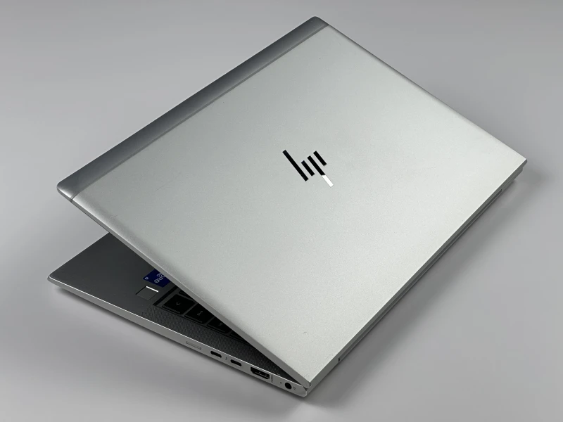 HP EliteBook 840 G8 z i5-1145G7,ekranem dotykowym – elegancki laptop biznesowy z klawiaturą US (PL QWERTY), idealny do pracy mobilnej i biurowej.