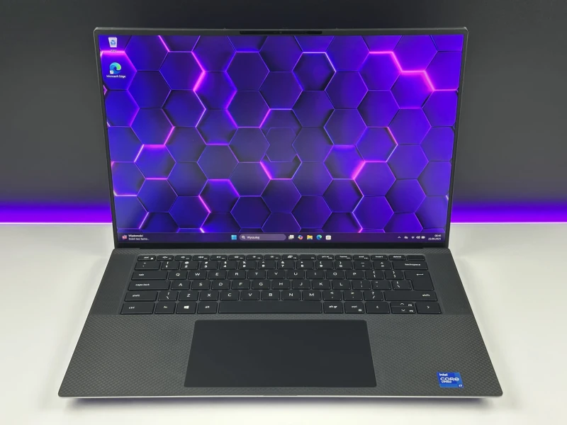 Dell Precision 5560 z i7-11800H, ekranem 15,6" FHD+ i grafiką NVIDIA T1200. Smukła stacja robocza z czytnikiem linii papilarnych i pamięcią DDR4.