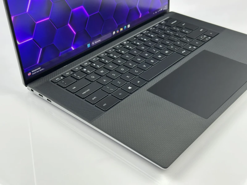 Dell Precision 5560 z i7-11800H, ekranem 15,6" FHD+ i grafiką NVIDIA T1200. Smukła stacja robocza z czytnikiem linii papilarnych i pamięcią DDR4.