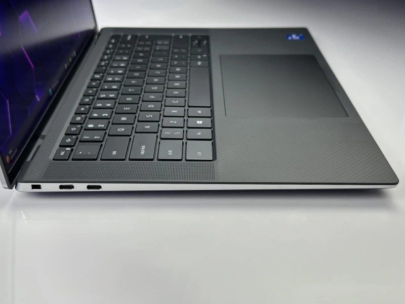 Dell Precision 5560 z i7-11800H, ekranem 15,6" FHD+ i grafiką NVIDIA T1200. Smukła stacja robocza z czytnikiem linii papilarnych i pamięcią DDR4.