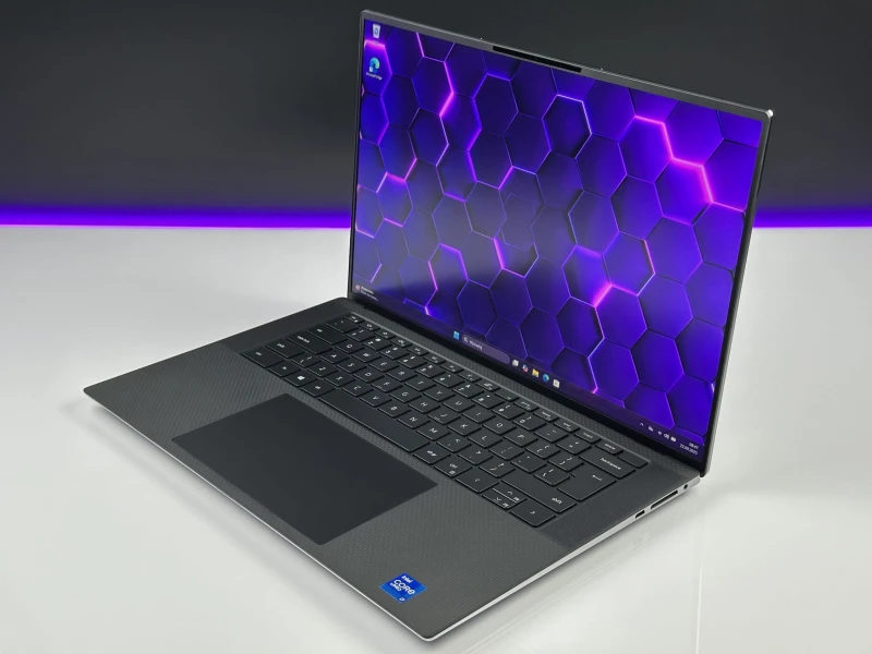 Dell Precision 5560 z i7-11800H, ekranem 15,6" FHD+ i grafiką NVIDIA T1200. Smukła stacja robocza z czytnikiem linii papilarnych i pamięcią DDR4.