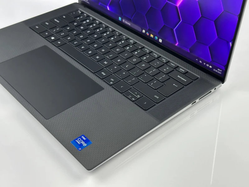 Dell Precision 5560 z i7-11800H, ekranem 15,6" FHD+ i grafiką NVIDIA T1200. Smukła stacja robocza z czytnikiem linii papilarnych i pamięcią DDR4.