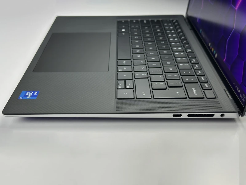 Dell Precision 5560 z i7-11800H, ekranem 15,6" FHD+ i grafiką NVIDIA T1200. Smukła stacja robocza z czytnikiem linii papilarnych i pamięcią DDR4.
