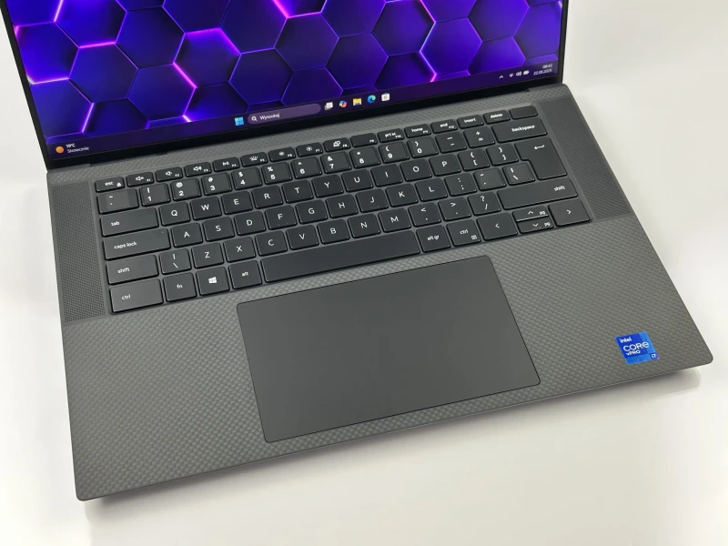 Dell Precision 5560 z i7-11800H, ekranem 15,6" FHD+ i grafiką NVIDIA T1200. Smukła stacja robocza z czytnikiem linii papilarnych i pamięcią DDR4.
