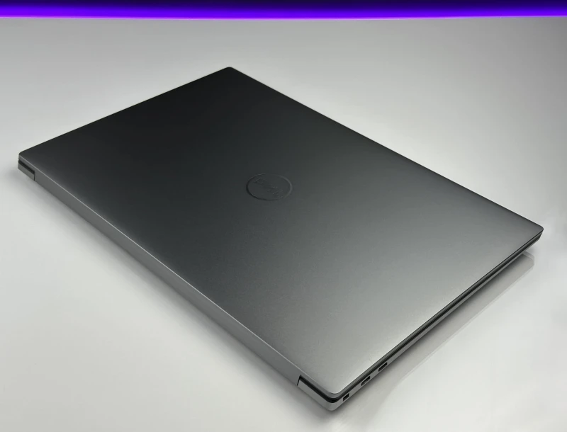 Dell Precision 5560 z i7-11800H, ekranem 15,6" FHD+ i grafiką NVIDIA T1200. Smukła stacja robocza z czytnikiem linii papilarnych i pamięcią DDR4.