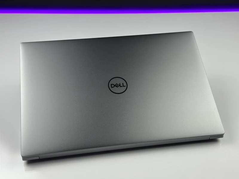 Dell Precision 5560 z i7-11800H, ekranem 15,6" FHD+ i grafiką NVIDIA T1200. Smukła stacja robocza z czytnikiem linii papilarnych i pamięcią DDR4.