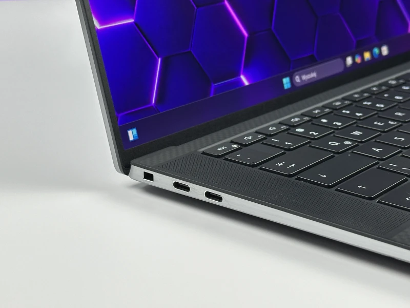 Dell Precision 5560 z i7-11800H, ekranem 15,6" FHD+ i grafiką NVIDIA T1200. Smukła stacja robocza z czytnikiem linii papilarnych i pamięcią DDR4.