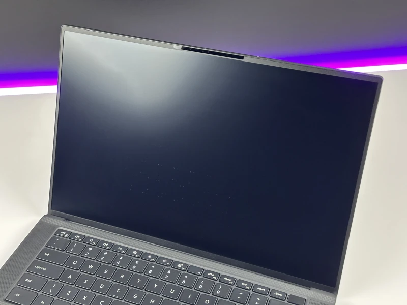 Dell Precision 5560 z i7-11800H, ekranem 15,6" FHD+ i grafiką NVIDIA T1200. Smukła stacja robocza z czytnikiem linii papilarnych i pamięcią DDR4.