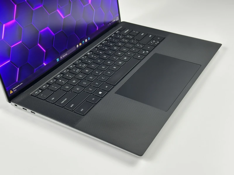 Dell Precision 5560 z i7-11850H i ekranem 15,6" FHD+. Smukła stacja robocza z klawiaturą US, czytnikiem linii papilarnych.