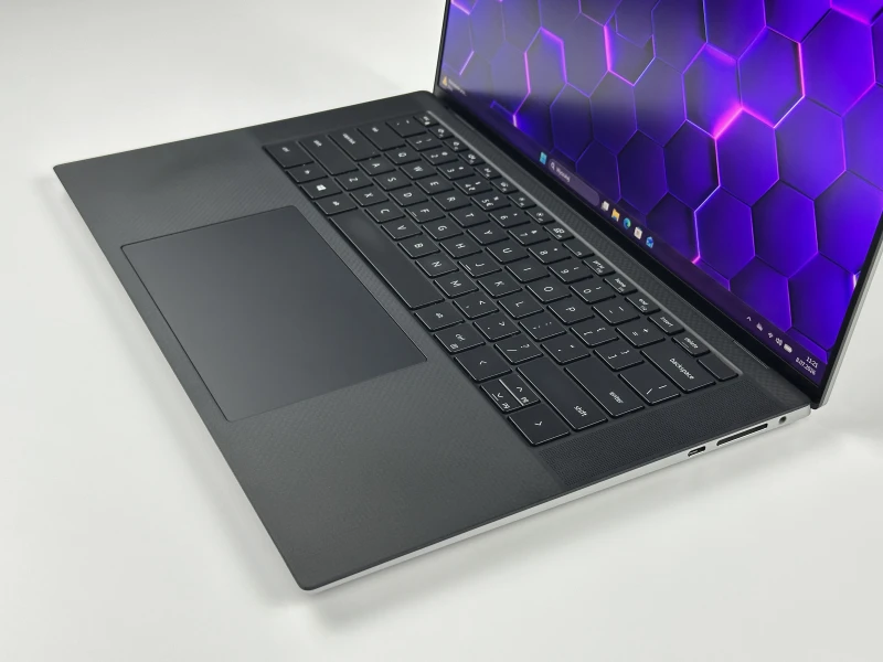 Dell Precision 5560 z i7-11850H i ekranem 15,6" FHD+. Smukła stacja robocza z klawiaturą US, czytnikiem linii papilarnych.