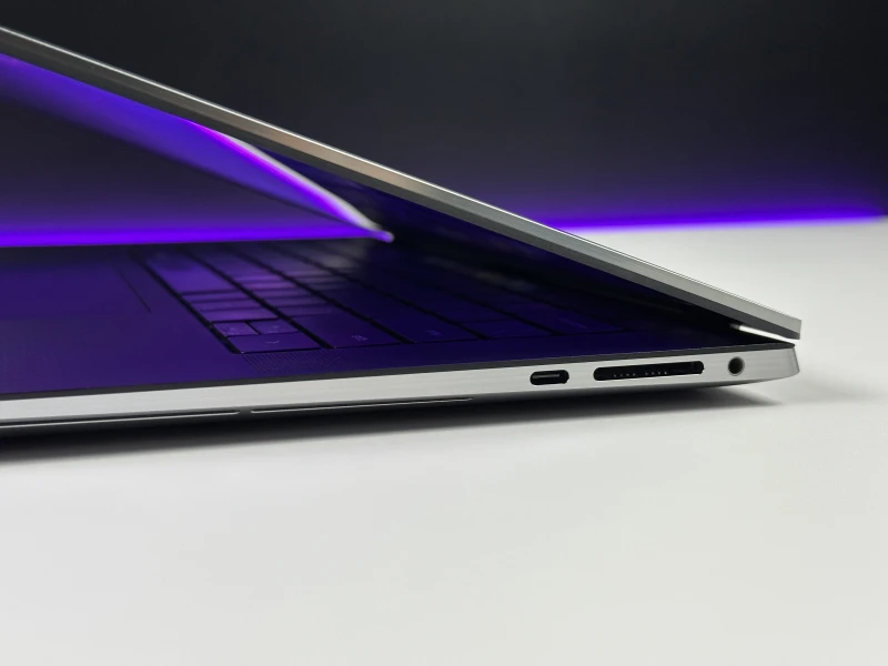 Dell Precision 5560 z i7-11850H i ekranem 15,6" FHD+. Smukła stacja robocza z klawiaturą US, czytnikiem linii papilarnych.