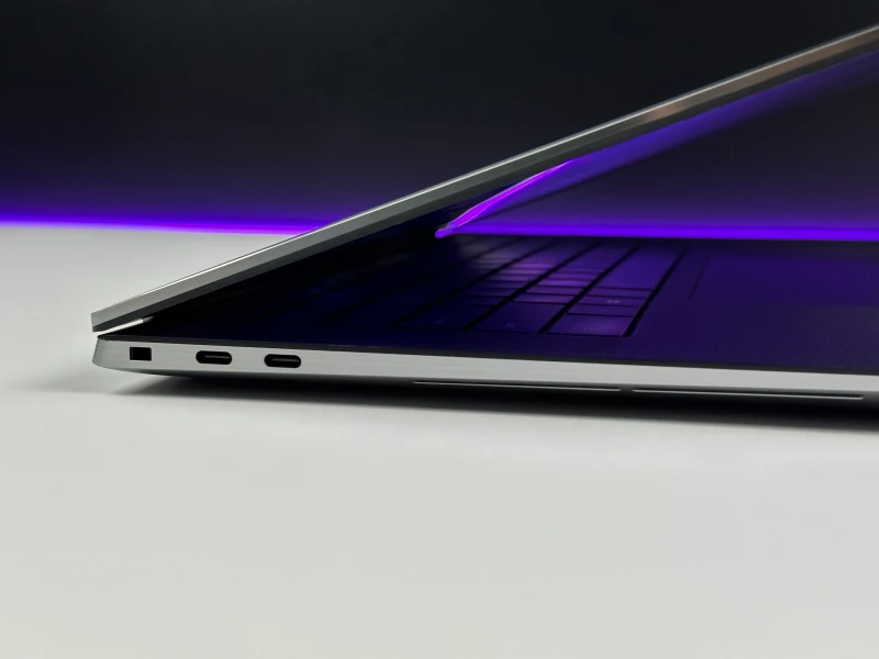 Dell Precision 5560 z i7-11850H i ekranem 15,6" FHD+. Smukła stacja robocza z klawiaturą US, czytnikiem linii papilarnych.
