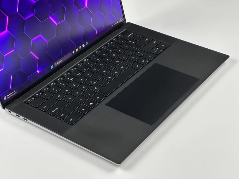 Dell Precision 5560 z i7-11850H i ekranem 15,6" FHD+. Smukła stacja robocza z klawiaturą US, czytnikiem linii papilarnych.