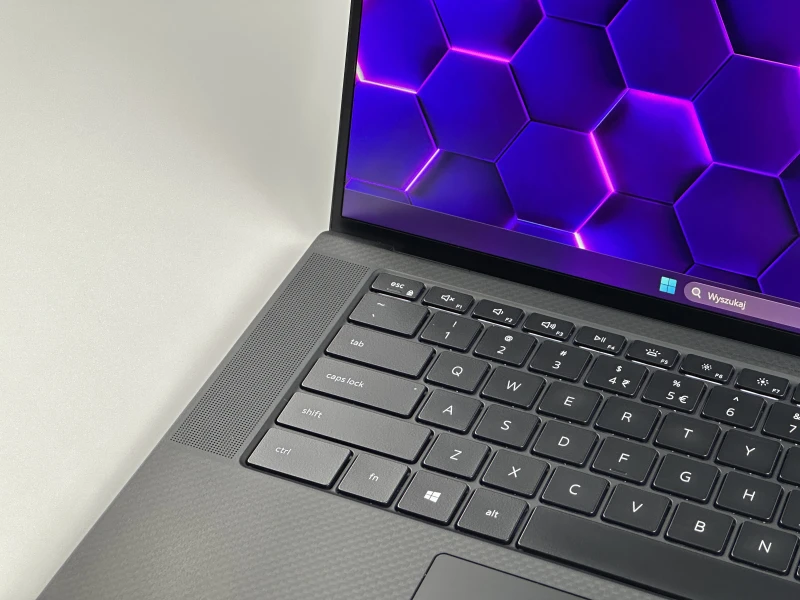 Dell Precision 5560 z i7-11850H i ekranem 15,6" FHD+. Smukła stacja robocza z klawiaturą US, czytnikiem linii papilarnych.