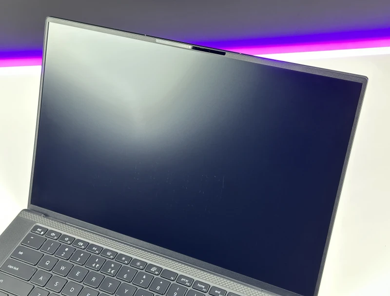 Dell Precision 5560 z i7-11850H i ekranem 15,6" FHD+. Smukła stacja robocza z klawiaturą US, czytnikiem linii papilarnych.