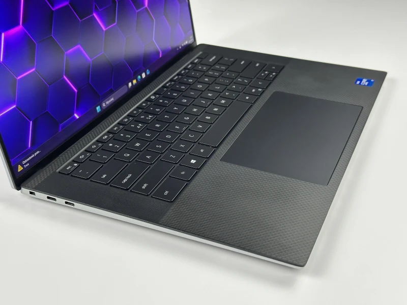 Dell Precision 5560 z i7-11850H i ekranem 15,6" FHD+. Smukła stacja robocza z klawiaturą US, czytnikiem linii papilarnych.