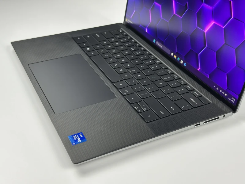 Dell Precision 5560 z i7-11850H i ekranem 15,6" FHD+. Smukła stacja robocza z klawiaturą US, czytnikiem linii papilarnych.