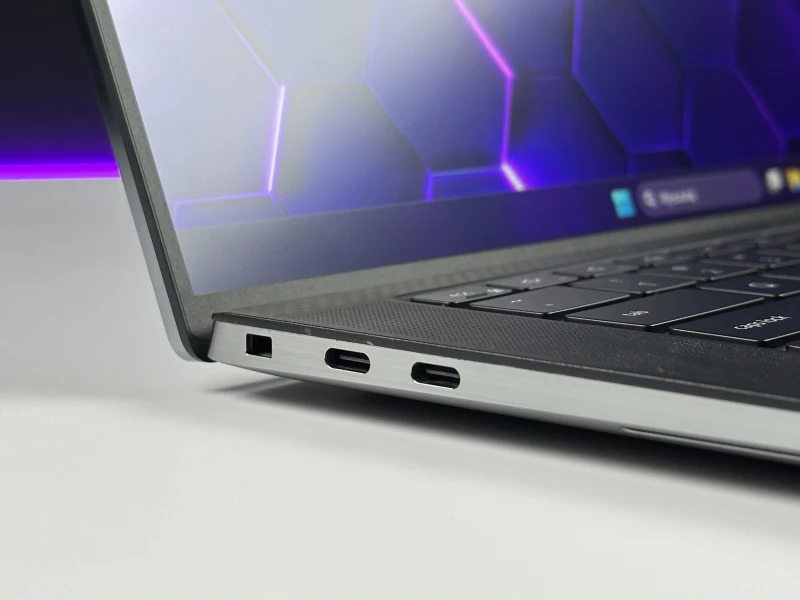 Dell Precision 5560 z i7-11850H i ekranem 15,6" FHD+. Smukła stacja robocza z klawiaturą US, czytnikiem linii papilarnych.