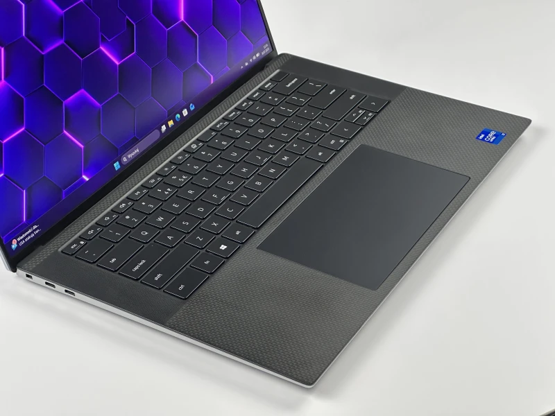 Dell Precision 5560 z i7-11850H i ekranem 15,6" FHD+. Smukła stacja robocza z klawiaturą US, czytnikiem linii papilarnych.