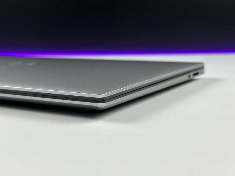 Dell Precision 5560 z i7-11850H i ekranem 15,6" FHD+. Smukła stacja robocza z klawiaturą US, czytnikiem linii papilarnych.
