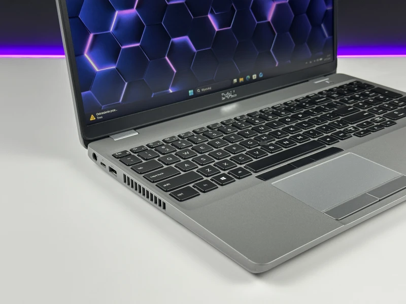 Dell Latitude 5510 – i5-10310U, matryca FHD 15.6" i klawiatura US (QWERTY PL). Komfort pisania i sprawdzona wydajność do pracy biurowej.