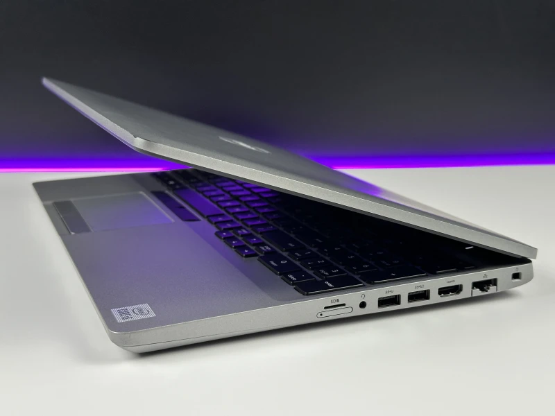 Dell Latitude 5510 – i5-10310U, matryca FHD 15.6" i klawiatura US (QWERTY PL). Komfort pisania i sprawdzona wydajność do pracy biurowej. Dell Latitude 5510 – i5-10310U, matryca FHD 15.6" i klawiatura US (QWERTY PL). Komfort pisania i sprawdzona wydajność do pracy biurowej.
