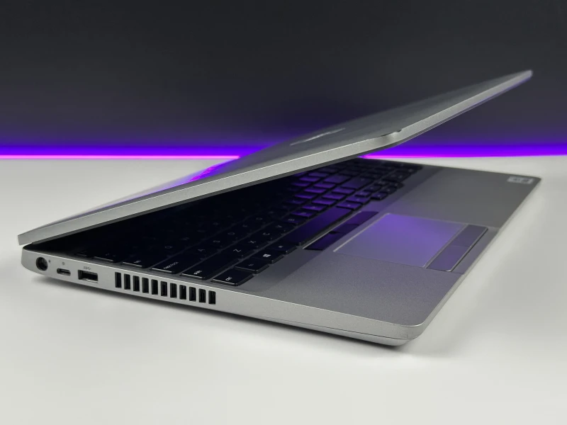 Dell Latitude 5510 – i5-10310U, matryca FHD 15.6" i klawiatura US (QWERTY PL). Komfort pisania i sprawdzona wydajność do pracy biurowej.