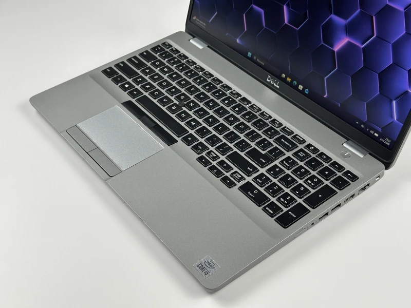 Dell Latitude 5510 – i5-10310U, matryca FHD 15.6" i klawiatura US (QWERTY PL). Komfort pisania i sprawdzona wydajność do pracy biurowej.