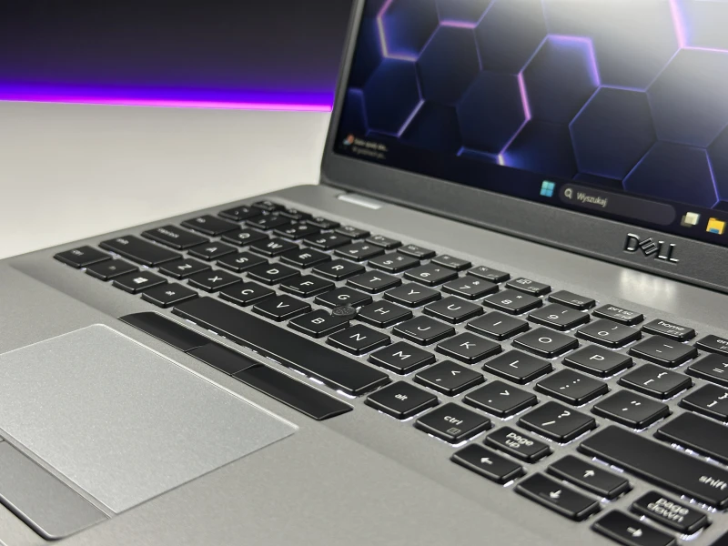 Dell Latitude 5510 – i5-10310U, matryca FHD 15.6" i klawiatura US (QWERTY PL). Komfort pisania i sprawdzona wydajność do pracy biurowej. Dell Latitude 5510 – i5-10310U, matryca FHD 15.6" i klawiatura US (QWERTY PL). Komfort pisania i sprawdzona wydajność do pracy biurowej.