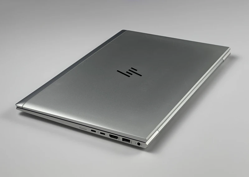 HP EliteBook 850 G7 z i5-10310U i matrycą FHD to smukły laptop, który łączy styl, wydajność i niezawodność, idealny do pracy w biurze i w ruchu.