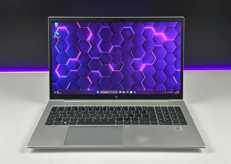 HP EliteBook 850 G7 z i5-10310U i matrycą FHD to smukły laptop, który łączy styl, wydajność i niezawodność, idealny do pracy w biurze i w ruchu.