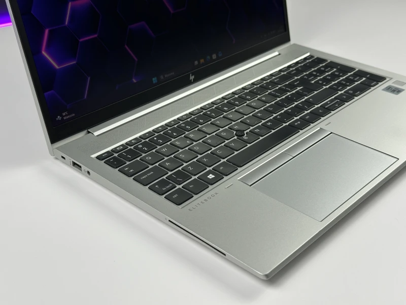 HP EliteBook 850 G7 z i5-10310U i matrycą FHD to smukły laptop, który łączy styl, wydajność i niezawodność, idealny do pracy w biurze i w ruchu.