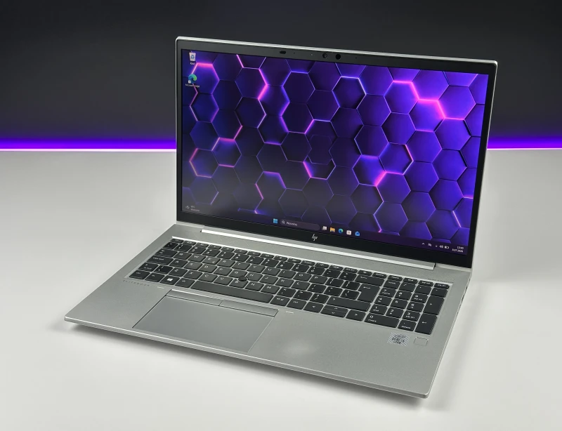 HP EliteBook 850 G7 z i5-10310U i matrycą FHD to smukły laptop, który łączy styl, wydajność i niezawodność, idealny do pracy w biurze i w ruchu.