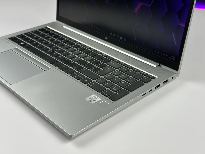 HP EliteBook 850 G7 z i5-10310U i matrycą FHD to smukły laptop, który łączy styl, wydajność i niezawodność, idealny do pracy w biurze i w ruchu.