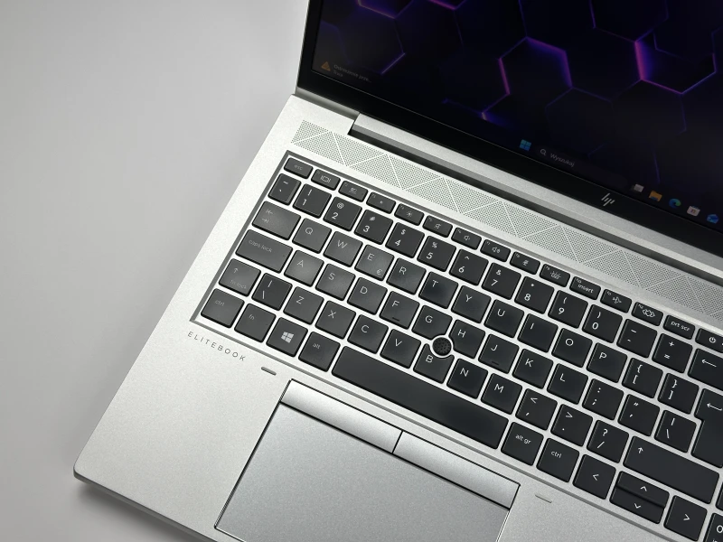 HP EliteBook 850 G7 z i5-10310U i matrycą FHD to smukły laptop, który łączy styl, wydajność i niezawodność, idealny do pracy w biurze i w ruchu.