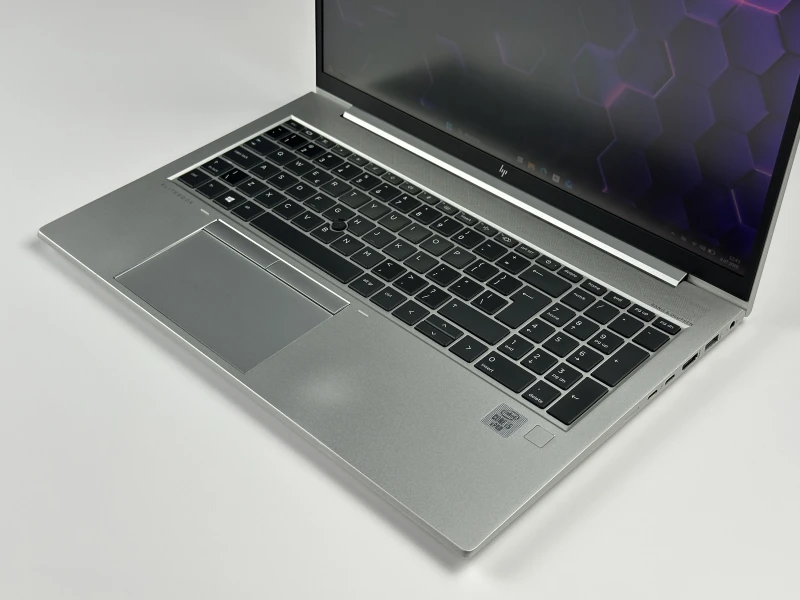 HP EliteBook 850 G7 z i5-10310U i matrycą FHD to smukły laptop, który łączy styl, wydajność i niezawodność, idealny do pracy w biurze i w ruchu.