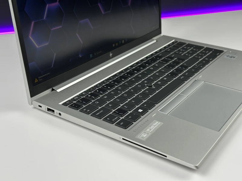 HP EliteBook 850 G7 z i5-10310U i matrycą FHD to smukły laptop, który łączy styl, wydajność i niezawodność, idealny do pracy w biurze i w ruchu.