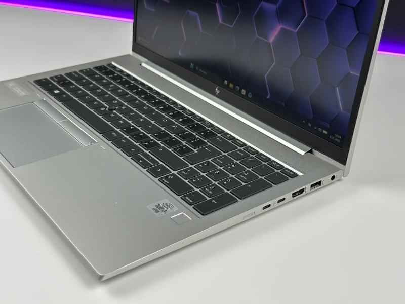 HP EliteBook 850 G7 z i5-10310U i matrycą FHD to smukły laptop, który łączy styl, wydajność i niezawodność, idealny do pracy w biurze i w ruchu.