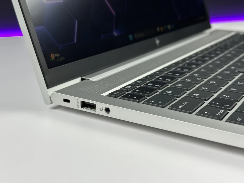 HP EliteBook 850 G7 z i5-10310U i matrycą FHD to smukły laptop, który łączy styl, wydajność i niezawodność, idealny do pracy w biurze i w ruchu.