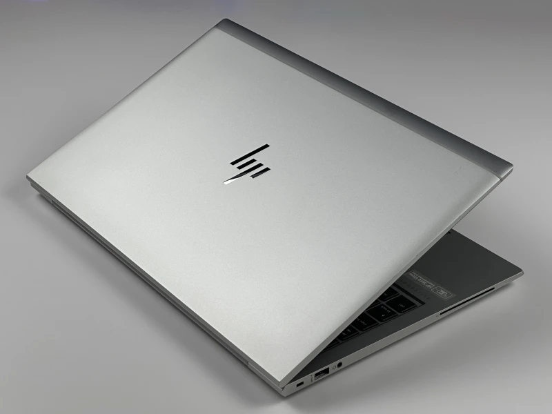 HP EliteBook 850 G7 z i5-10310U i matrycą FHD to smukły laptop, który łączy styl, wydajność i niezawodność, idealny do pracy w biurze i w ruchu.