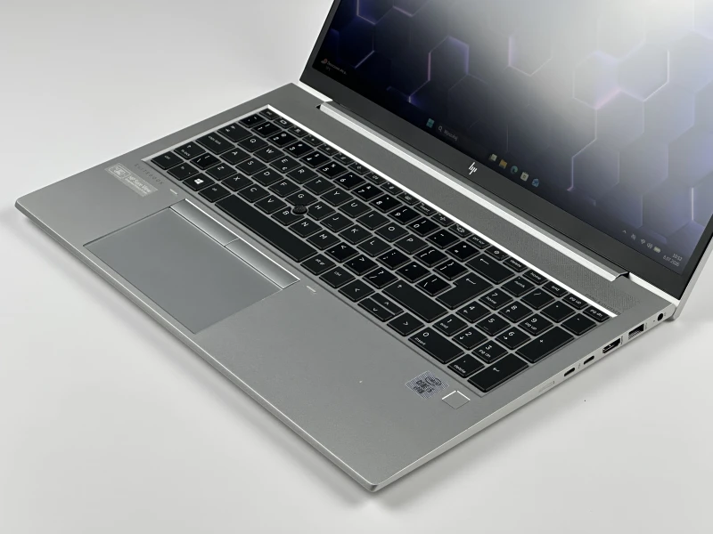 HP EliteBook 850 G7 z i5-10310U i matrycą FHD to smukły laptop, który łączy styl, wydajność i niezawodność, idealny do pracy w biurze i w ruchu.
