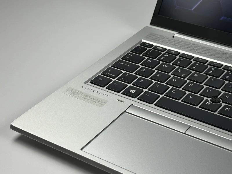 HP EliteBook 850 G7 z i5-10310U i matrycą FHD to smukły laptop, który łączy styl, wydajność i niezawodność, idealny do pracy w biurze i w ruchu.