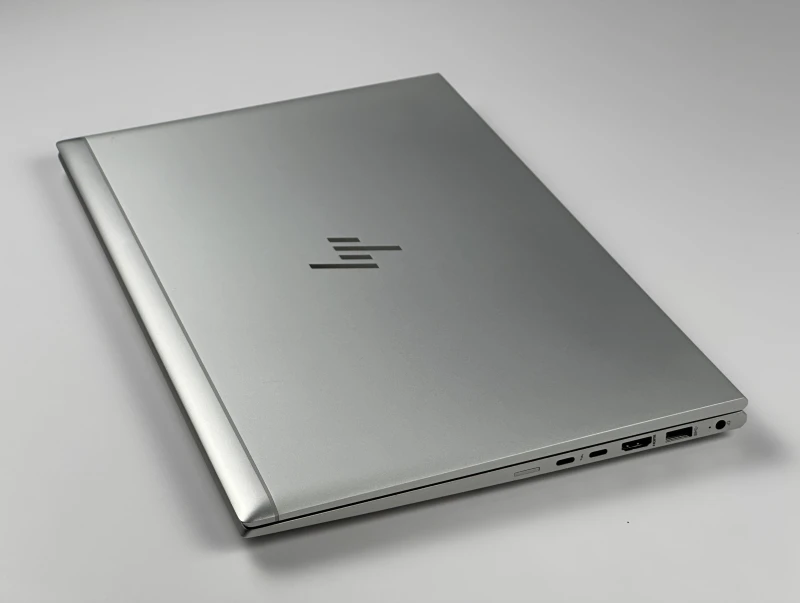 HP EliteBook 850 G7 z i5-10310U i matrycą FHD to smukły laptop, który łączy styl, wydajność i niezawodność, idealny do pracy w biurze i w ruchu. HP EliteBook 850 G7 z i5-10310U i matrycą FHD to smukły laptop, który łączy styl, wydajność i niezawodność, idealny do pracy w biurze i w ruchu.