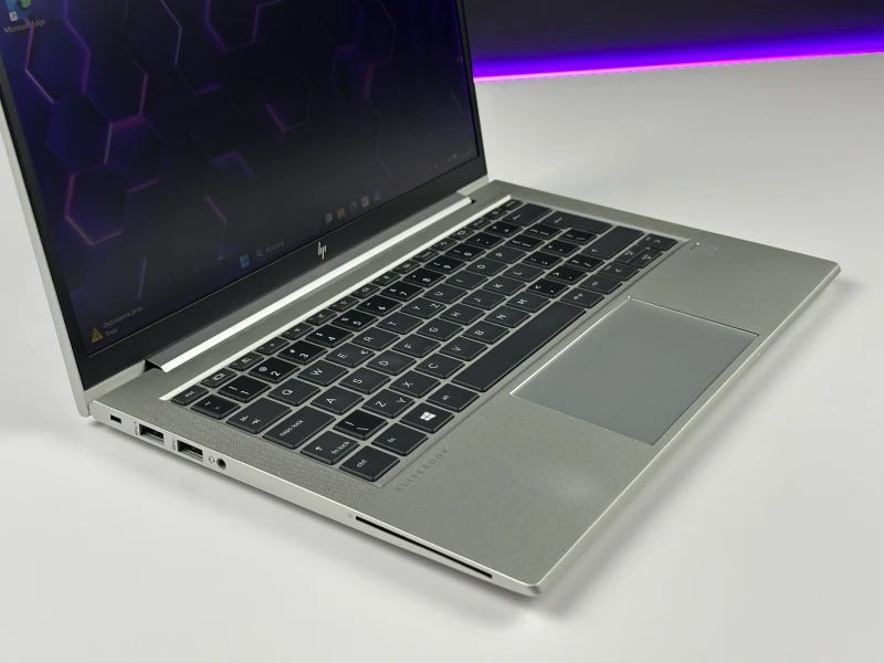 HP EliteBook 830 G8 z i5-1145G7, 13.3" FHD Sure View. Kompaktowy laptop biznesowy z funkcją ochrony prywatności ekranu i lekką konstrukcją.