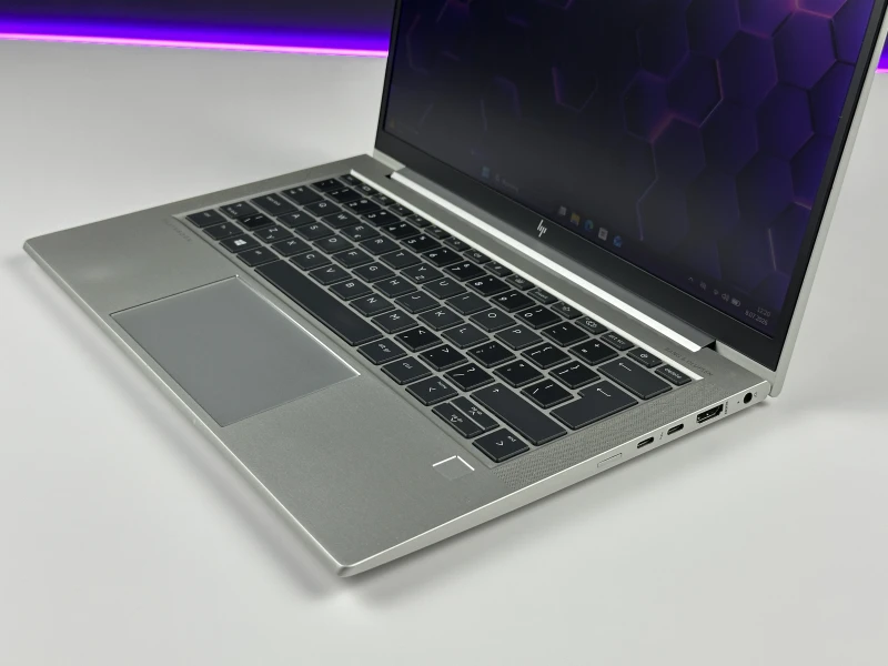 HP EliteBook 830 G8 z i5-1145G7, 13.3" FHD Sure View. Kompaktowy laptop biznesowy z funkcją ochrony prywatności ekranu i lekką konstrukcją.