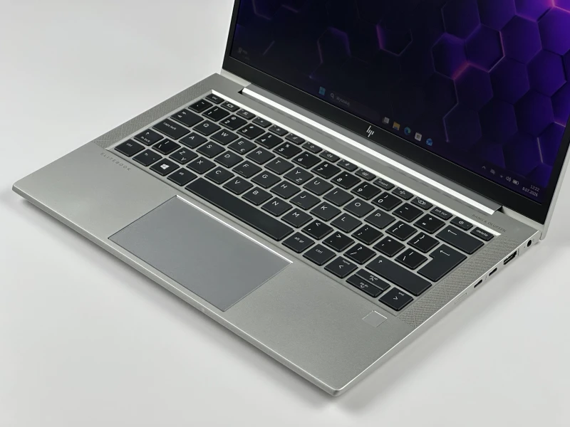 HP EliteBook 830 G8 z i5-1145G7, 13.3" FHD Sure View. Kompaktowy laptop biznesowy z funkcją ochrony prywatności ekranu i lekką konstrukcją.